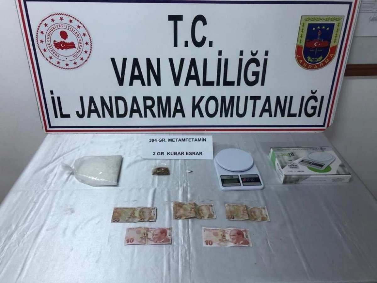 VAN'DA TİCARİ TAKSİDEKİ YOLCUNUN VALİZİNDEN UYUŞTURUCU ÇIKTI