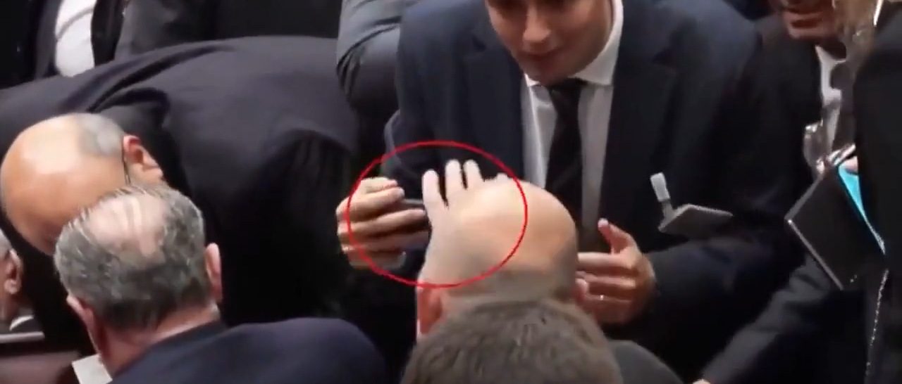 AK Parti grubunda gergin anlar! Soylu soru soran muhabirin cep telefonuna müdahale etti